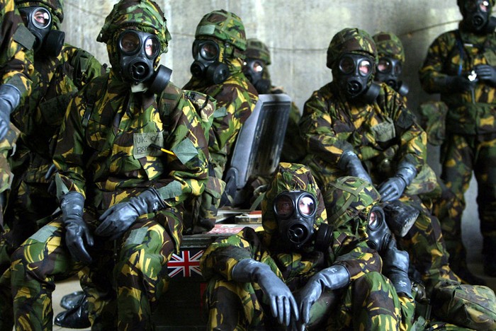 Ngày 20/3/2003: Binh sỹ của Không quân Anh đang ngồi đợi ở một boongke với quần áo bảo hộ chống độc - vũ khí sinh hóa sau khi NATO cảnh báo có thể sẽ có một vụ tấn công bằng tên lửa của quân đội Iraq nhằm vào một căn cứ quân sự ở Iraq.
